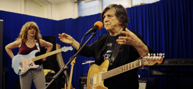 A knot in my heart: The Raincoats at the Feminist Library Summer Benefit, London, 2 July 2016 A knot in my heart: The Raincoats at the Feminist Library Summer Benefit, London, 2 July 2016